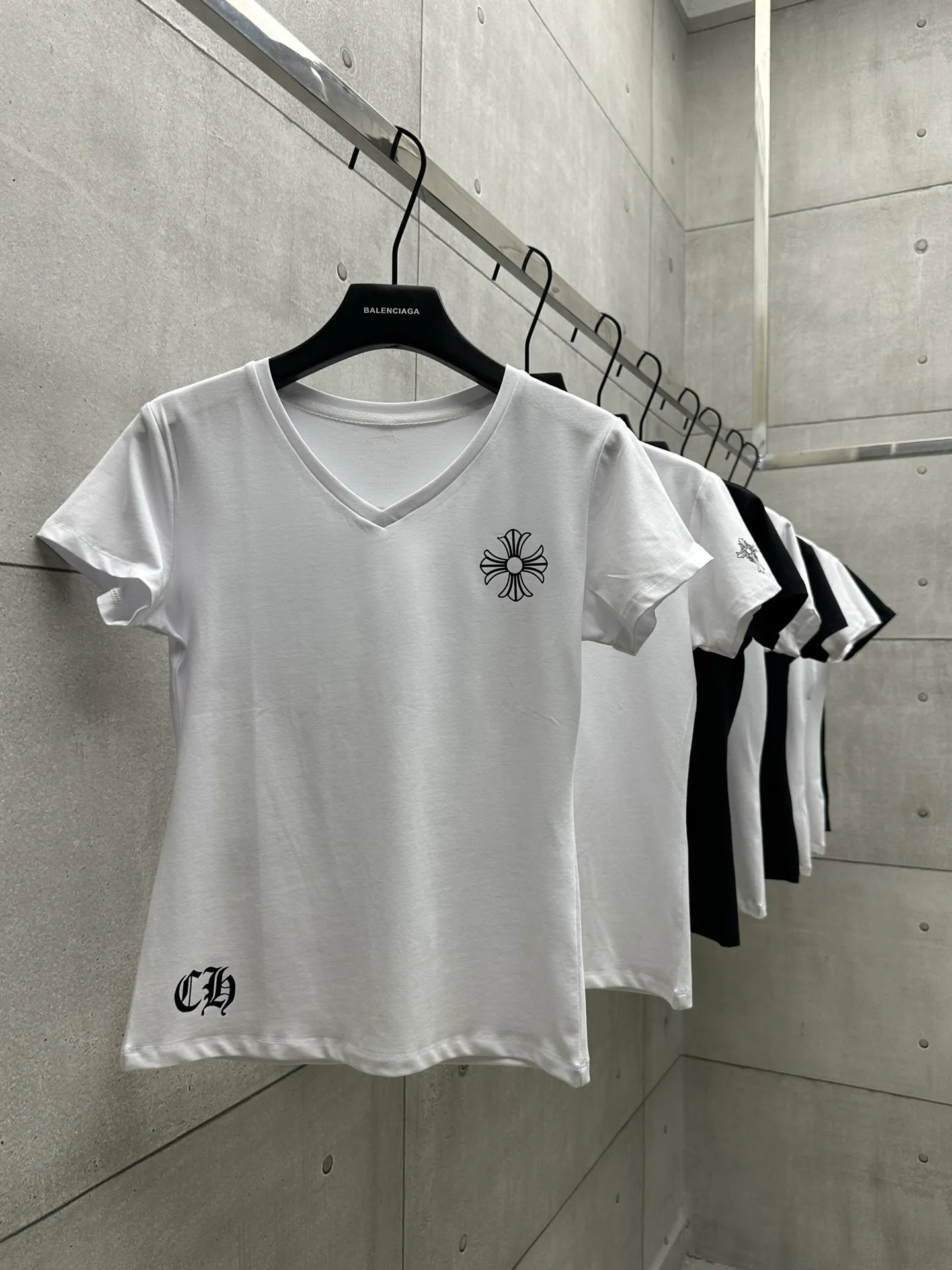 P126 #068 CHROME HEARTS 25SS women's T-shirt. Made of 220G original consistent fabric. V-neck women's waist style. The whole body is made of imported digital direct printing. Color: Black White Size: S M L